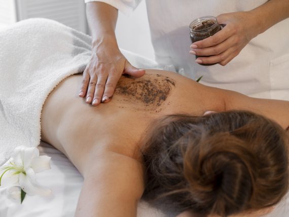 Terapeuta aplicando tratamiento de spa